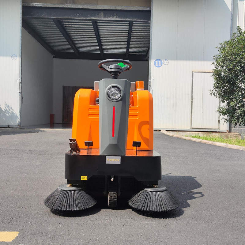 電動(dòng)掃地機(jī)在工廠廣泛使用，我們?cè)撛趺催x